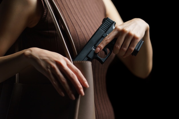 ¿Pueden las Mujeres Portar una Pistola en su Bolso? Conoce las Leyes Aplicables