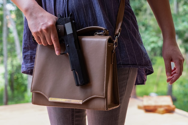 Requisitos legales para portar una pistola en un bolso
